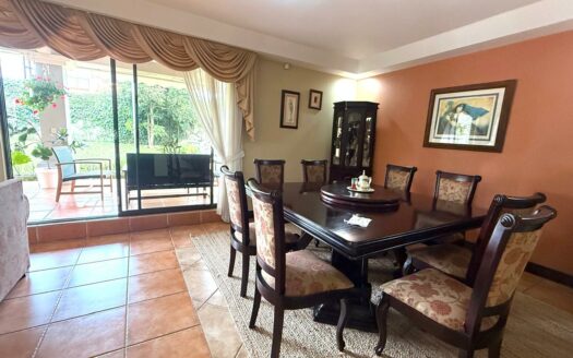 Casa en Venta en San Isidro de Heredia, con Amplio Jardín y Vista Panorámica a la Naturaleza. Código 139426