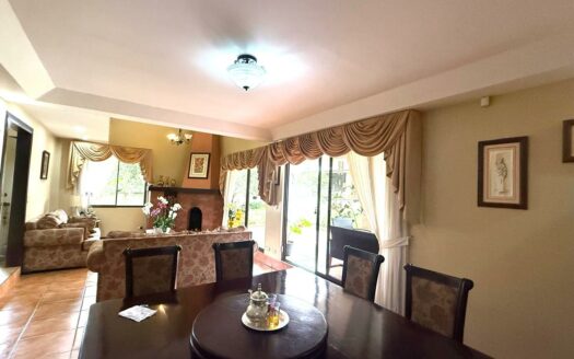 Casa en Venta en San Isidro de Heredia, con Amplio Jardín y Vista Panorámica a la Naturaleza. Código 139426