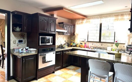 Casa en Venta en San Isidro de Heredia, con Amplio Jardín y Vista Panorámica a la Naturaleza. Código 139426