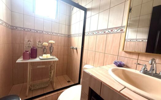 Casa en Venta en San Isidro de Heredia, con Amplio Jardín y Vista Panorámica a la Naturaleza. Código 139426