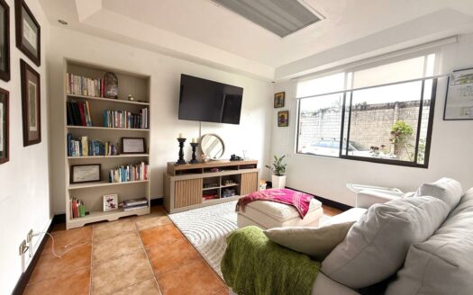 Casa en Venta en San Isidro de Heredia, con Amplio Jardín y Vista Panorámica a la Naturaleza. Código 139426