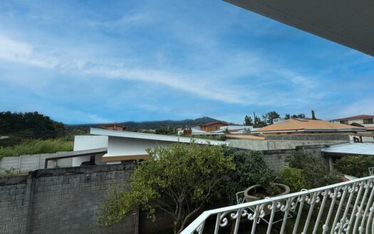 Casa en Venta en San Isidro de Heredia, con Amplio Jardín y Vista Panorámica a la Naturaleza. Código 139426