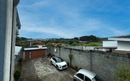 Casa en Venta en San Isidro de Heredia, con Amplio Jardín y Vista Panorámica a la Naturaleza. Código 139426