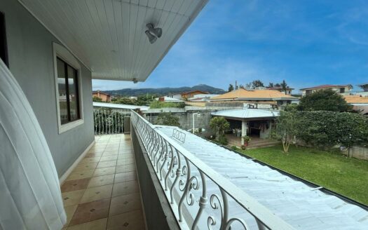 Casa en Venta en San Isidro de Heredia, con Amplio Jardín y Vista Panorámica a la Naturaleza. Código 139426