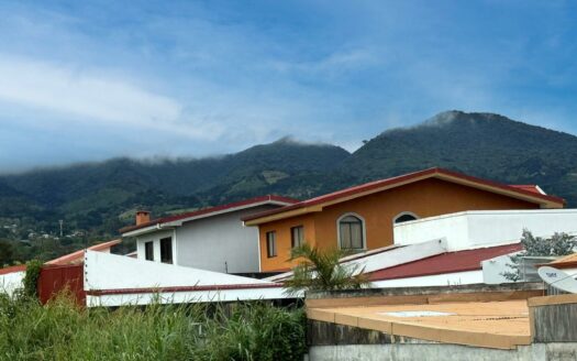 Casa en Venta en San Isidro de Heredia, con Amplio Jardín y Vista Panorámica a la Naturaleza. Código 139426