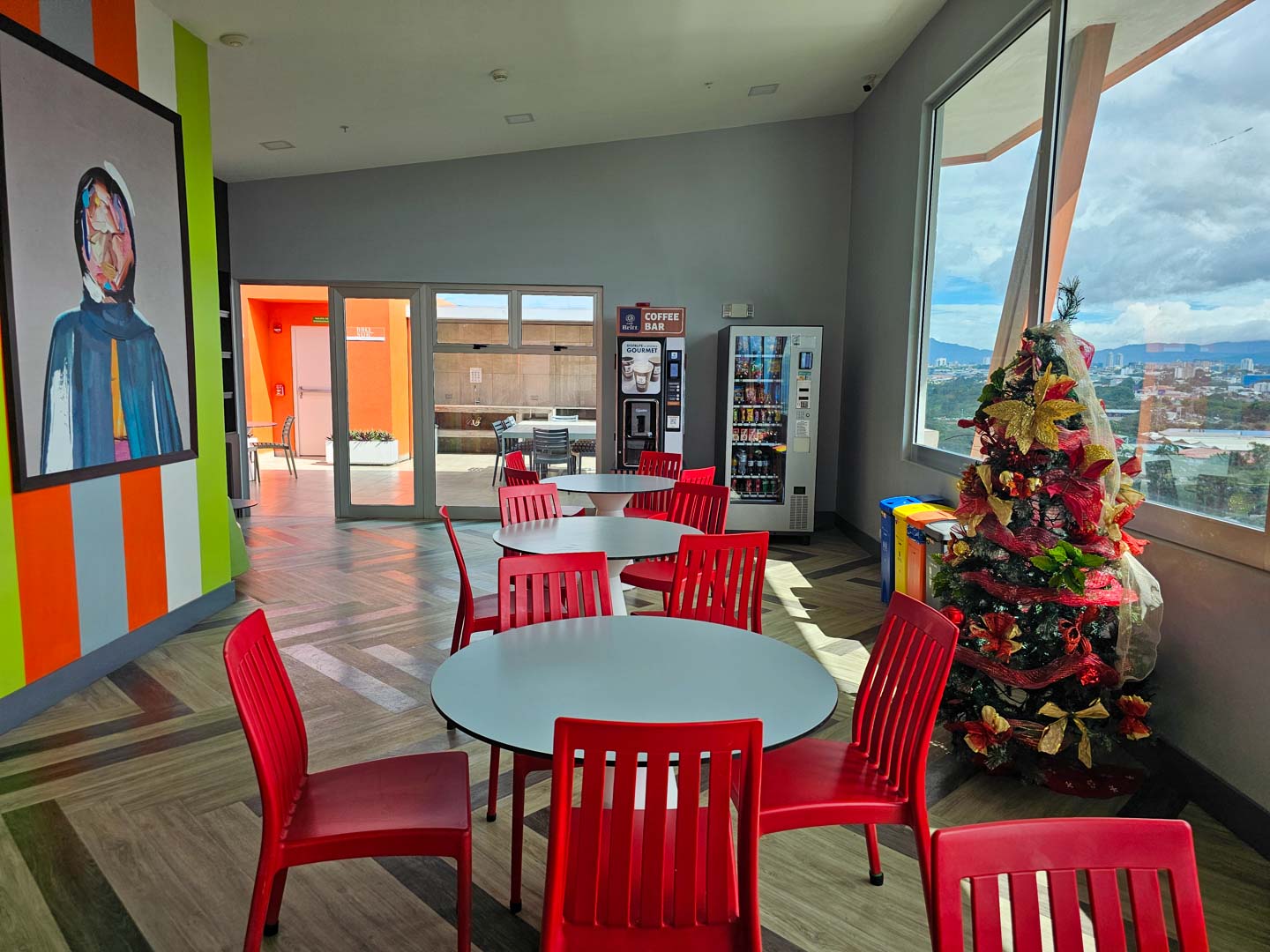 Remate Bancario!!! Apartamento en Torre con ascensor (2 hab, 2 baños, 2 parqueos) Ubicado en Lagunilla de Heredia. Cod. 140317