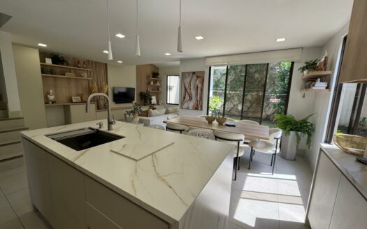 ¡Tu próximo hogar en Guachipelín de Escazú te está esperando! Casa esquinera en condominio exclusivo – solo 56 unidades Cód 140516