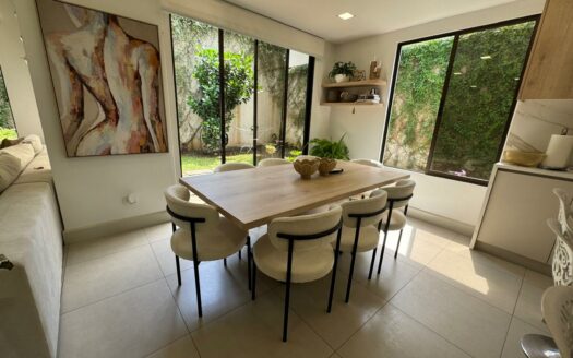 ¡Tu próximo hogar en Guachipelín de Escazú te está esperando! Casa esquinera en condominio exclusivo – solo 56 unidades Cód 140516