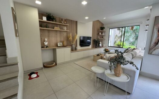 ¡Tu próximo hogar en Guachipelín de Escazú te está esperando! Casa esquinera en condominio exclusivo – solo 56 unidades Cód 140516