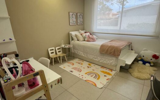 ¡Tu próximo hogar en Guachipelín de Escazú te está esperando! Casa esquinera en condominio exclusivo – solo 56 unidades Cód 140516