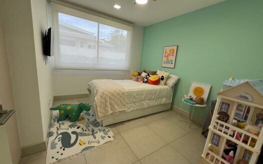 ¡Tu próximo hogar en Guachipelín de Escazú te está esperando! Casa esquinera en condominio exclusivo – solo 56 unidades Cód 140516