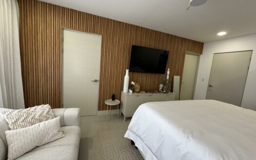 ¡Tu próximo hogar en Guachipelín de Escazú te está esperando! Casa esquinera en condominio exclusivo – solo 56 unidades Cód 140516