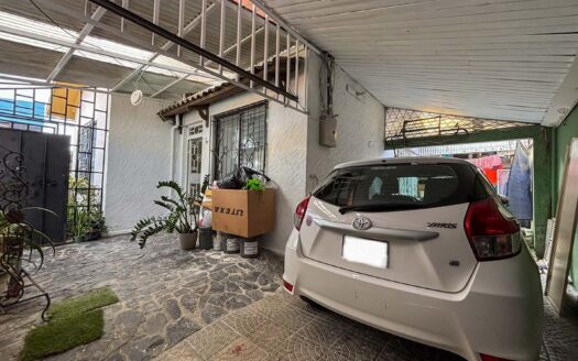 Casa en venta en Zapote – Esquinera, de una planta y con jardín cod. 140065