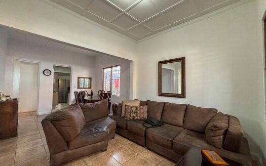 Casa en venta en Zapote – Esquinera, de una planta y con jardín cod. 140065