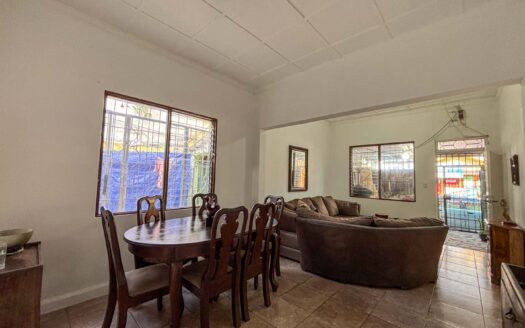 Casa en venta en Zapote – Esquinera, de una planta y con jardín cod. 140065