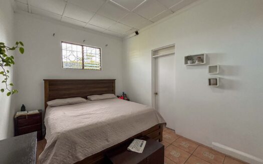 Casa en venta en Zapote – Esquinera, de una planta y con jardín cod. 140065