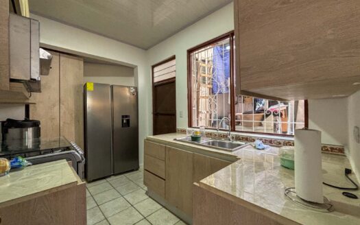 Casa en venta en Zapote – Esquinera, de una planta y con jardín cod. 140065