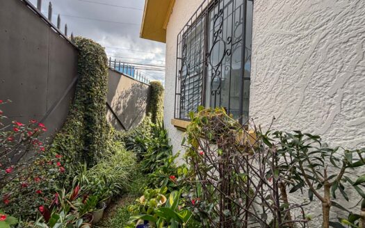 Casa en venta en Zapote – Esquinera, de una planta y con jardín cod. 140065
