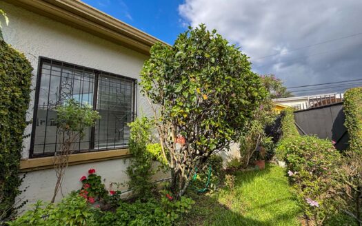 Casa en venta en Zapote – Esquinera, de una planta y con jardín cod. 140065