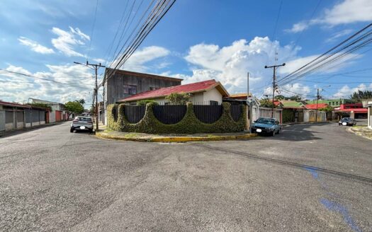 Casa en venta en Zapote – Esquinera, de una planta y con jardín cod. 140065