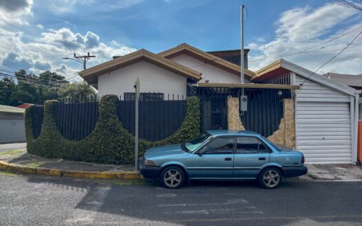 Casa en venta en Zapote – Esquinera, de una planta y con jardín cod. 140065