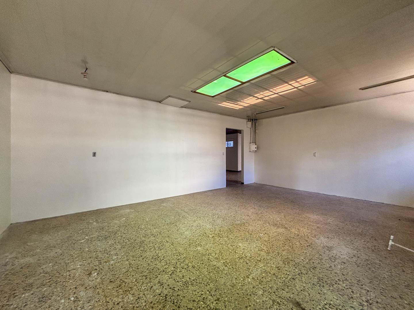 Local Comercial en Alquiler en Sabanilla con Amplio Parqueo y Excelente Exposición cod.140649