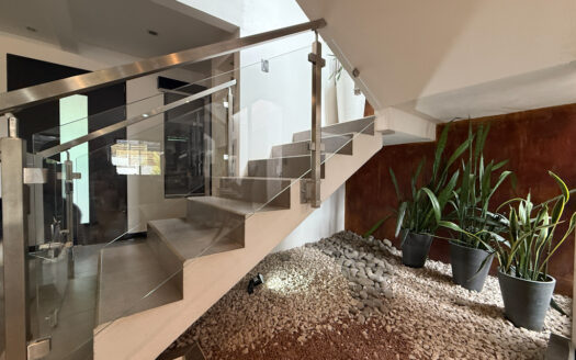 Hermosa Casa de 5 Habitaciones, con Acabados Modernos, Concepto Abierto y Patio con Zona Verde en Goicoechea COD 140285