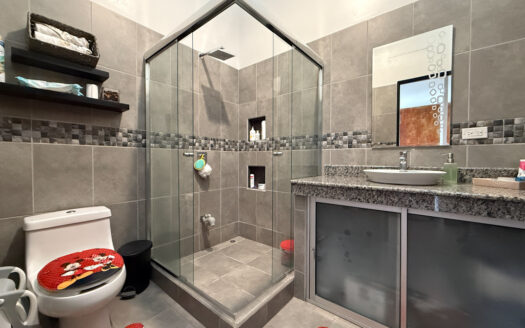 Hermosa Casa de 5 Habitaciones, con Acabados Modernos, Concepto Abierto y Patio con Zona Verde en Goicoechea COD 140285