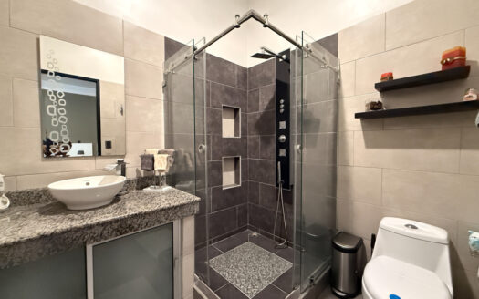 Hermosa Casa de 5 Habitaciones, con Acabados Modernos, Concepto Abierto y Patio con Zona Verde en Goicoechea COD 140285