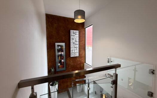 Hermosa Casa de 5 Habitaciones, con Acabados Modernos, Concepto Abierto y Patio con Zona Verde en Goicoechea COD 140285