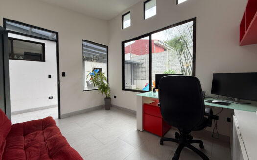 Hermosa Casa de 5 Habitaciones, con Acabados Modernos, Concepto Abierto y Patio con Zona Verde en Goicoechea COD 140285