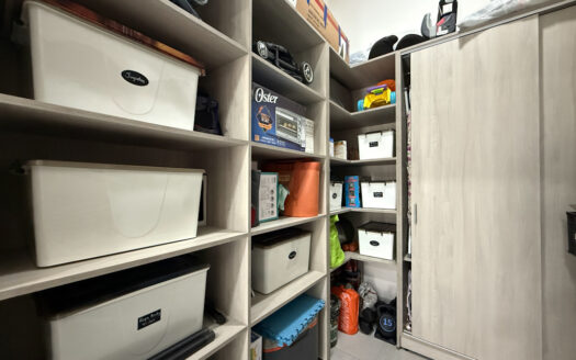 Hermosa Casa de 5 Habitaciones, con Acabados Modernos, Concepto Abierto y Patio con Zona Verde en Goicoechea COD 140285