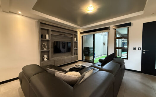 Hermosa Casa de 5 Habitaciones, con Acabados Modernos, Concepto Abierto y Patio con Zona Verde en Goicoechea COD 140285