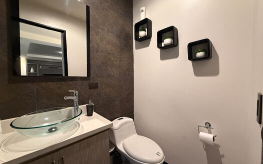 Hermosa Casa de 5 Habitaciones, con Acabados Modernos, Concepto Abierto y Patio con Zona Verde en Goicoechea COD 140285