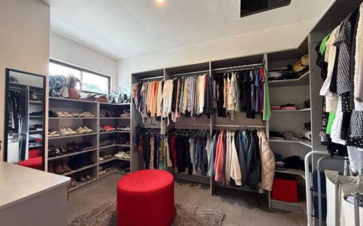 Hermosa Casa de 5 Habitaciones, con Acabados Modernos, Concepto Abierto y Patio con Zona Verde en Goicoechea COD 140285