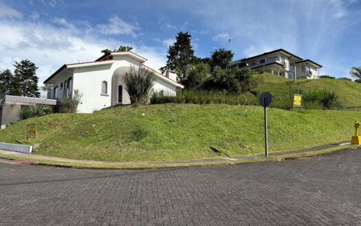 Venta de Lote Esquinero de 646 m2, en Condominio Rodeado de Naturaleza, Tranquilidad y Seguridad en Mata de Plátano, Goicoechea COD 140090