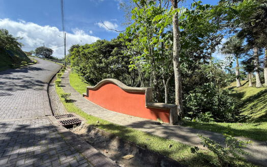 Venta de Lote Esquinero de 646 m2, en Condominio Rodeado de Naturaleza, Tranquilidad y Seguridad en Mata de Plátano, Goicoechea COD 140090
