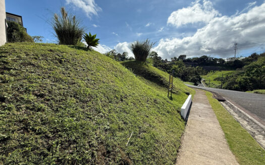 Venta de Lote Esquinero de 646 m2, en Condominio Rodeado de Naturaleza, Tranquilidad y Seguridad en Mata de Plátano, Goicoechea COD 140090