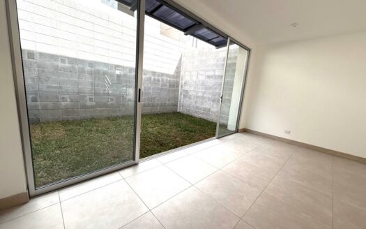 Casa en Venta en Santo Domingo de Heredia, con Amenidades y Financiamiento Total. Código 139980