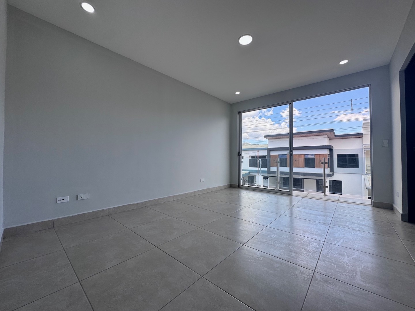 Tres Ríos: Amplia Casa en Alquiler de 3 Plantas en Condominio con 4 Habitaciones. #147431